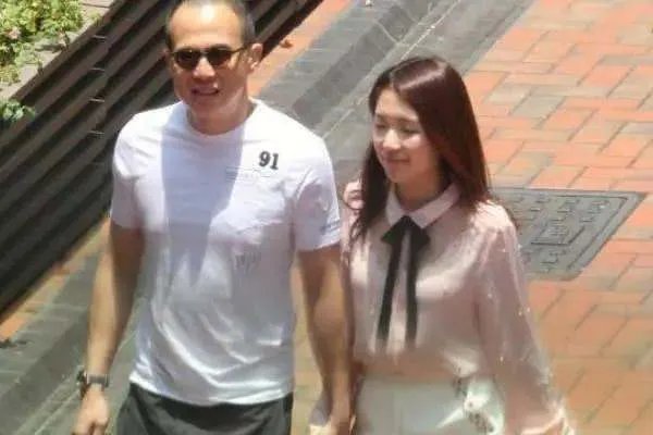 李泽楷新欢发文暗讽“个别人”不谈感情谈素质,你怎么看?