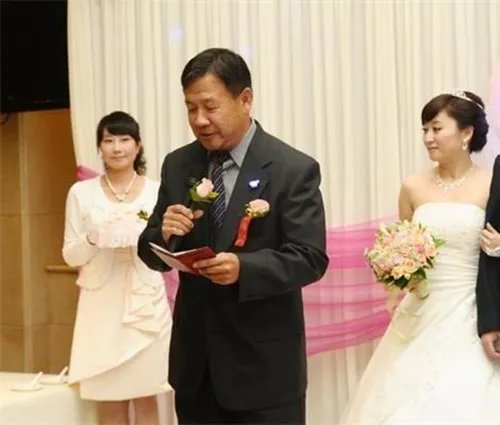 证婚人幽默致辞怎么说  婚礼上证婚人讲话稿