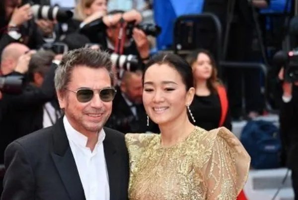 巩俐经历了8年张艺谋、富商黄和祥,是如何与大她18岁的米歇尔结婚的?