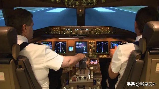 美联航波音777客机引擎爆炸,失去一个引擎后飞机为何能成功返航?