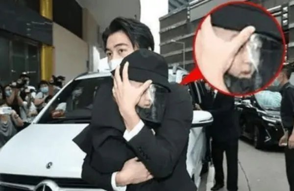 何猷君抱儿子逛街时被偶遇了,你觉得他们长得像吗?