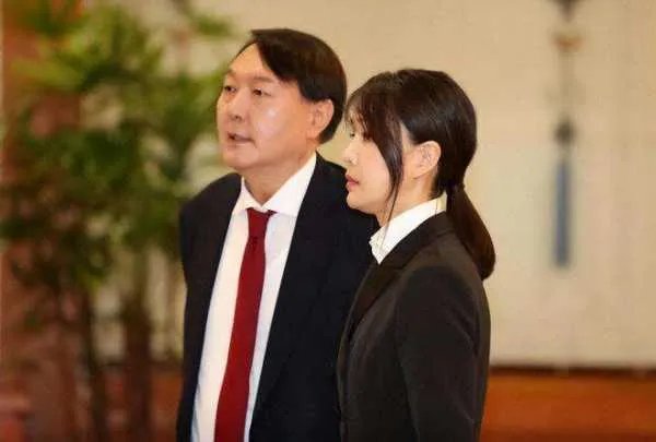 涉嫌履历造假！韩国第一夫人到底啥来头？