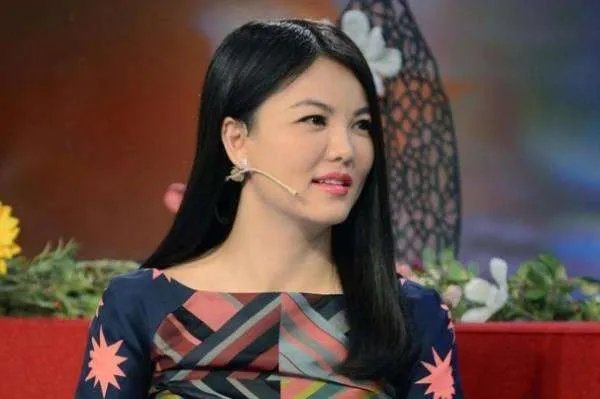 李湘胖到走路都要人扶,为什么其他女星都想瘦,李湘却放任发福?