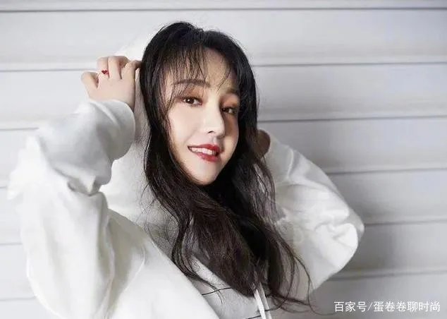 余文乐老婆晒孕照,距生产7周时肚子却仍平坦,女儿早产仅1斤重吗?