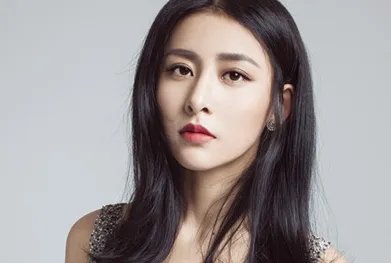 前男友是富二代秦奋,当演员多年不红,今因公路中间跳舞惹争议,她是谁?