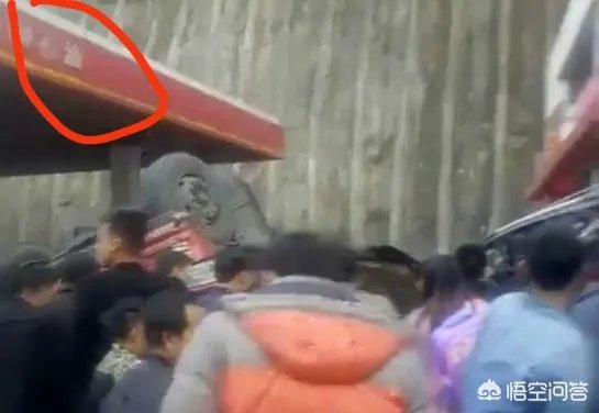 云南盐津发生交通事故,造成5人遇难8人受伤,几吨鱼从天而降是怎么回事?