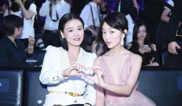 马思纯回应周冬雨不带她玩,这对姐妹花也变塑料了吗?