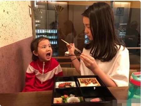 多多亲手喂多妹吃饭妹妹表示什么?