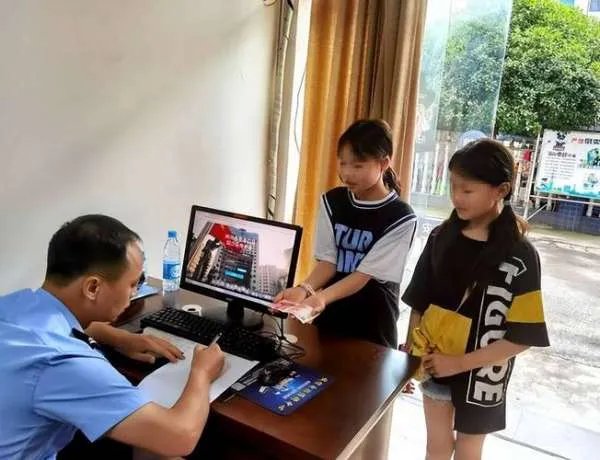 小学生捡到50元后组团上交派出所！小学生身上有哪些可贵的品质？