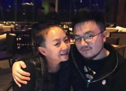 巴图晒老婆素颜照,曾因街头吸烟被批,他们私下是如何相处的?