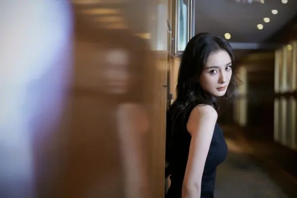 杨幂拍戏被偶遇,穿短裤秀纤细美腿少女感满满,她是如何保养自己的?