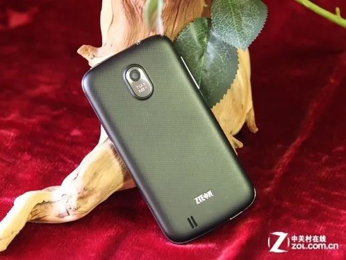 时尚商务双卡机 1GHz双核中兴V889M评测