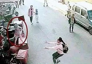 妇女接住坠楼女孩她受伤没?