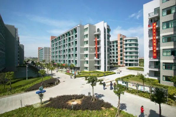 玻利维亚一大学楼道护栏断裂学生坠亡，你觉得学校应该为此事负责吗？