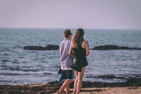 男友初次带我回家，下车后看到门口站着的人，我给他提出分手，怎么看？