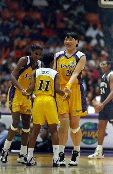 与丈夫结婚9年未要孩子,2米06郑海霞生活幸福,近况如何?
