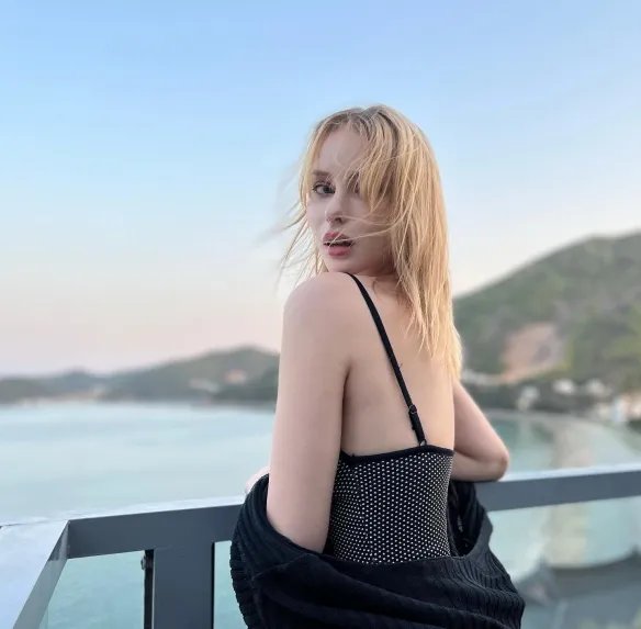 举手投足间风情万种！优雅妩媚的法国女主播Caroline