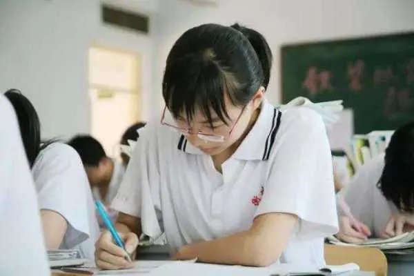 和学生打水仗遭群殴的班主任回应,这样对高考有何帮助?