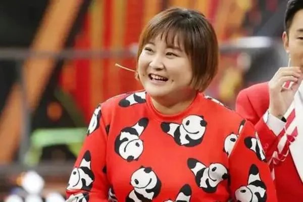 贾玲穿紫色公主裙录综艺被偶遇,网友视角下的她状态如何?