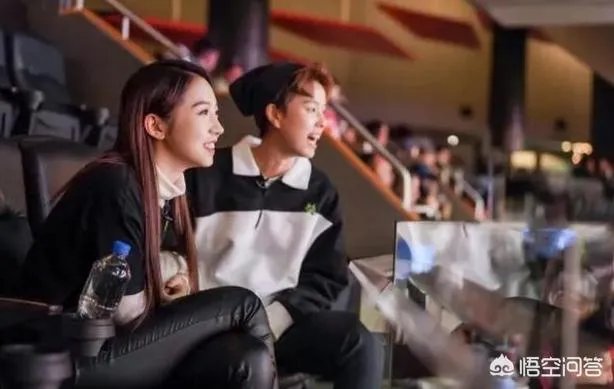 火箭胜森林狼比赛,看台出现两位神秘来宾,甚至能进场与哈登合影,他们是什么来历?