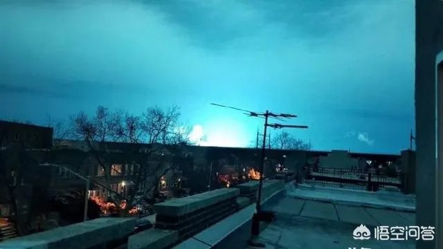 为什么大型变压器爆炸,天空会呈蓝色?