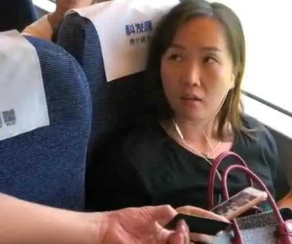高铁再现霸座行为,是规定不严格还是乘客没素质?