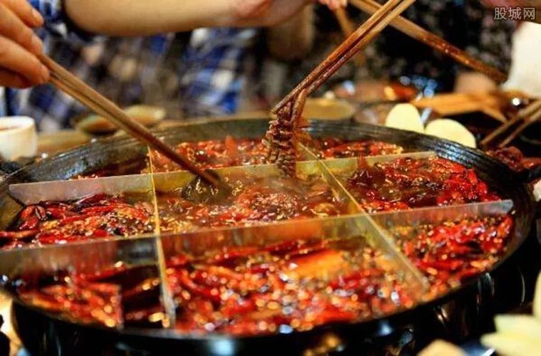 网红火锅店自查 小龙坎火锅店被曝餐具拖把一起洗