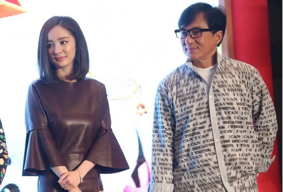 成龙发文夸奖杨幂 杨幂17时成龙对她做了什么