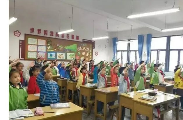 小学生上课迟到遇奏国歌雨中站立独自敬礼是怎么回事?