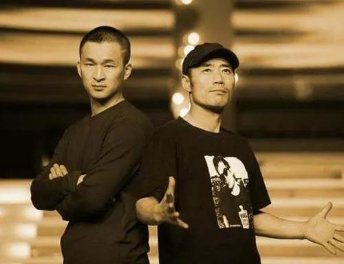 旭日阳刚曾街头卖力演出无人买单,唱汪峰名曲被笑是圈钱,他们为何会落魄?
