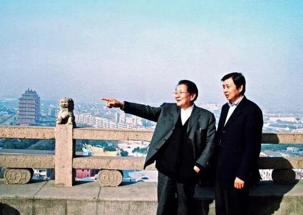 华西村吴协恩是怎么回应负债问题的?