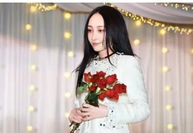 姚笛被拍到与一位高大男子一起现身酒吧,她是有新恋情了吗?