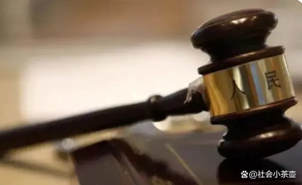 空姐飞机洗手间穿内衣自拍发朋友圈被开除，法院：航空公司没错，你赞同吗？