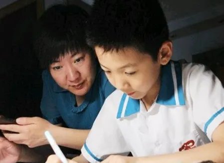 山东一男孩坠深井救援时问妈妈能不做作业吗,作业比深井还可怕吗?