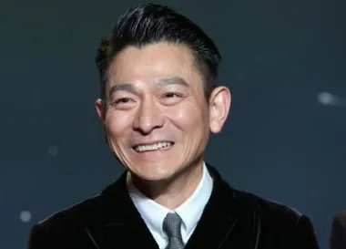 刘德华参加同学聚会，他会不会给别人带来心理负担？
