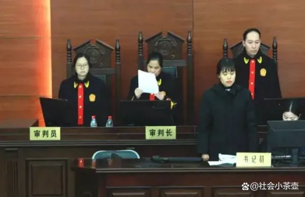 空姐飞机洗手间穿内衣自拍发朋友圈被开除，法院：航空公司没错，你赞同吗？