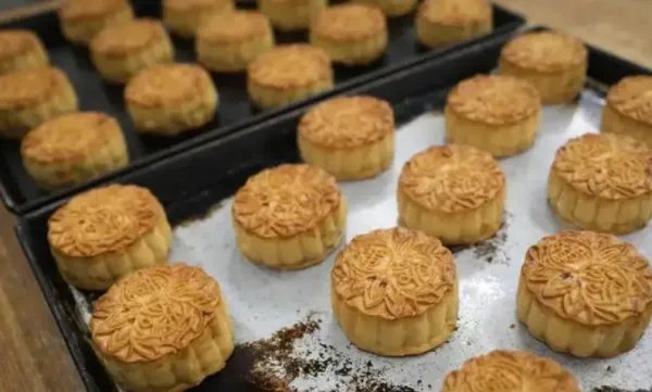 “天价月饼”出新招:标价499元附加600元运费,这种现象该如何整治?