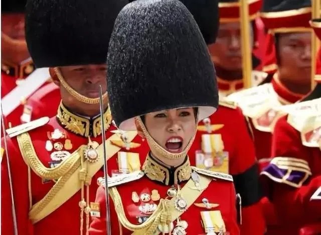 风流国王的护士、皇家卫队长,泰国王妃被废两个月后现状如何?