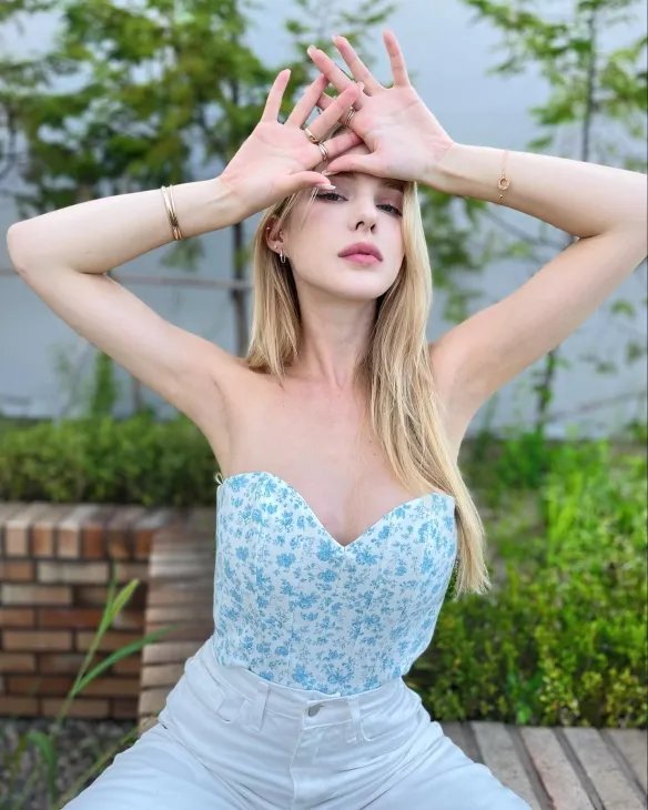 举手投足间风情万种！优雅妩媚的法国女主播Caroline