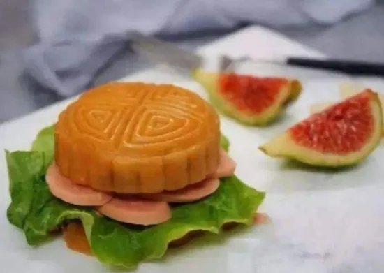 老外用胡辣汤泡月饼,你还知道月饼的哪些新奇吃法?
