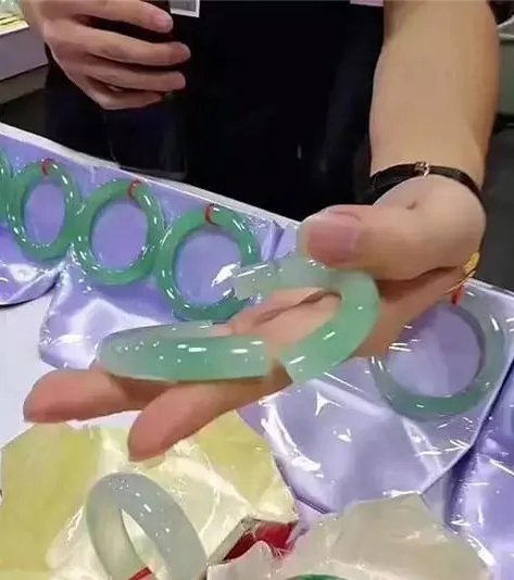 游客摔断30万玉镯第三方评估价值18万？