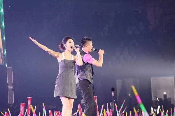 凤凰传奇的歌是广场舞的传奇，那在外国人的眼里如何呢？