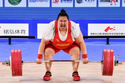 绝对优势摘金后,举重冠军李雯雯乐了,她说了什么?