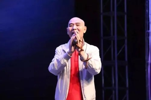 为什么李伯清不能像郭德纲周立波一样红遍大江南北?