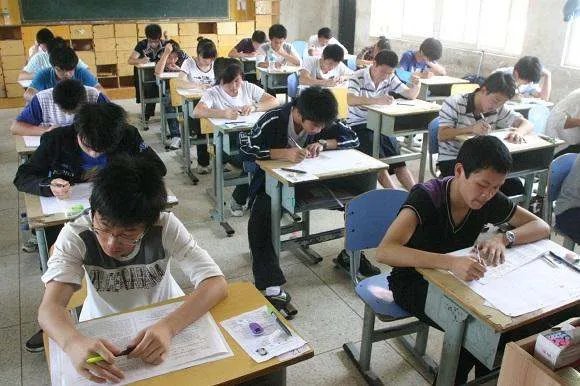 和学生打水仗遭群殴的班主任回应，这样对高考有何帮助？
