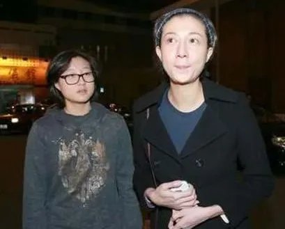 为什么吴绮莉会突然发文回应与成龙往事？
