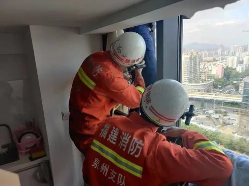 长春一女子因感情问题欲跳楼,消防员是如何将其救下的?
