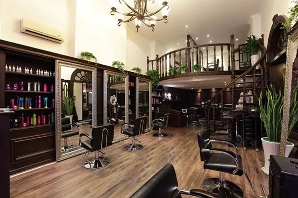 如何看待“女子十年在美发店消费150万”这一事?
