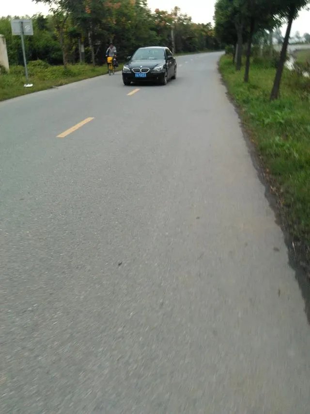 如何评价“夫妻高速路上吵架,暴脾气老公从车里直接扔出5万元”这一事件?