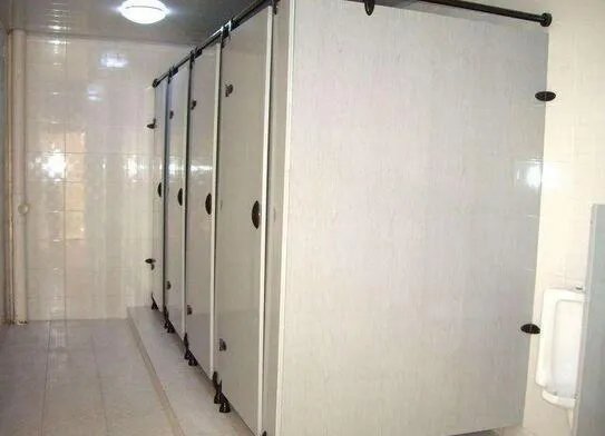 卫生间隔断材料有哪些 卫生间成品隔断价格